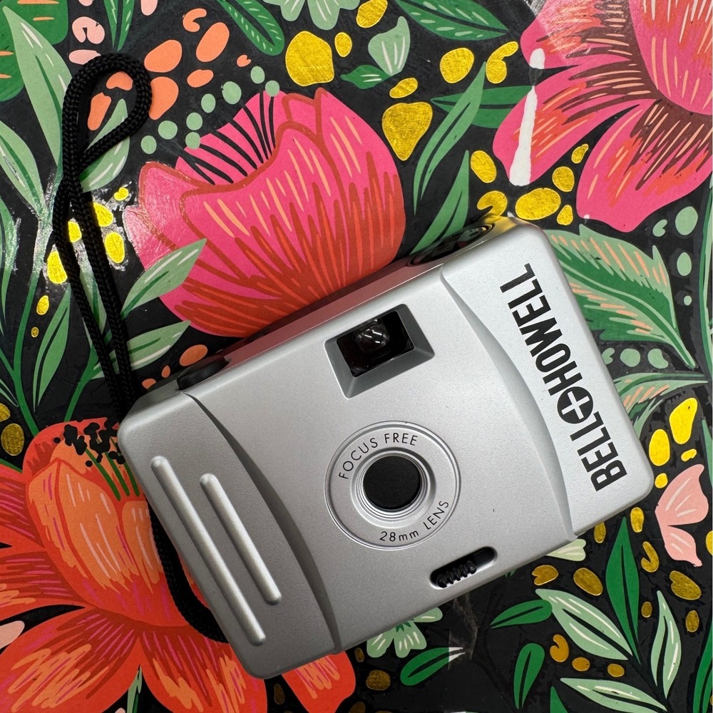 Bell & Howell 35mm Film Camera Focus Free 28mm Lens Silver Point and Shoot Case